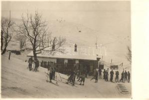 1935 Nagyszénás, Szabó Imre menedékház télen, síelők csoportképe, photo