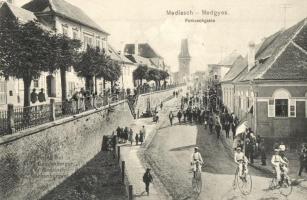 Medgyes, Mediasch; Forkesch utca, Mutatványosok velocipéden zászlóval, Fritz Guggenberger kiadása / Forkeschgasse / street, acrobats on Penny-farthing bicycle