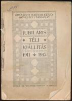1911/1913 Jubiláris Téli Kiállítás. Budapest, 1912, Országos Magyar Képzőművészeti Társulat, Singer és Wolfner. Kiadói papírkötés, számos fekete-fehér fotóval illusztrálva, reklámokkal. Megviselt állapotban, a borító leszakadt a könyvtestről.