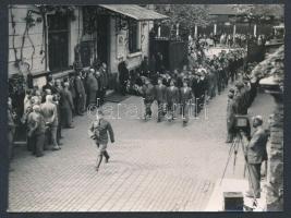 1940 Leventék felvonulása, hátulján feliratozva, pecséttel jelzett, 8,5×11 cm