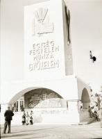 cca 1939 Budapesti Nemzetközi Vásáron készült 13 db vintage negatív, 6x4,5 cm