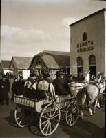 cca 1939 Budapesti Nemzetközi Vásáron készült 13 db vintage negatív, 6x4,5 cm