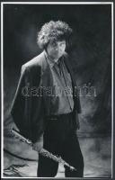 Dés László fellépés közben, fotó, hátulján feliratozva, 24×15 cm