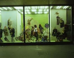 cca 1960-1980 Budapest, 33 db szabadon felhasználható budapesti városkép, életkép, épületfotó negatí...