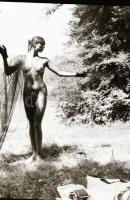 cca 1986 Akt fotók lányokról, 13 db vintage negatív, 6x6 cm