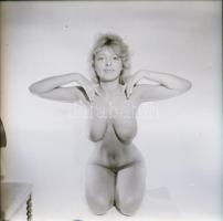 cca 1986 Akt fotók lányokról, 13 db vintage negatív, 6x6 cm