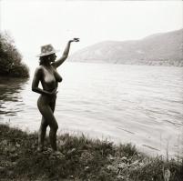 cca 1986 Akt fotók lányokról, 13 db vintage negatív, 6x6 cm