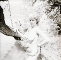 cca 1986 Akt fotók lányokról, 13 db vintage negatív, 6x6 cm