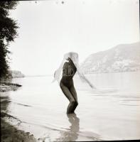 cca 1986 Akt fotók lányokról, 13 db vintage negatív, 6x6 cm