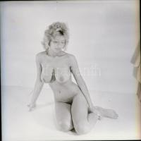 cca 1986 Akt fotók lányokról, 13 db vintage negatív, 6x6 cm