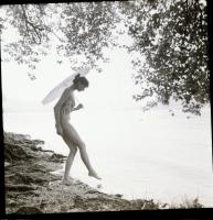 cca 1987 Akt felvételek negatívja különféle helyszíneken, 13 db vintage negatív, 6x6 cm