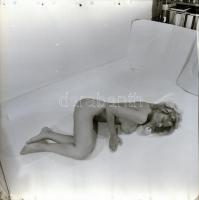 cca 1987 Akt felvételek negatívja különféle helyszíneken, 13 db vintage negatív, 6x6 cm