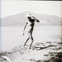 cca 1987 Akt felvételek negatívja különféle helyszíneken, 13 db vintage negatív, 6x6 cm