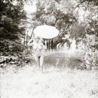 cca 1987 Akt felvételek negatívja különféle helyszíneken, 13 db vintage negatív, 6x6 cm