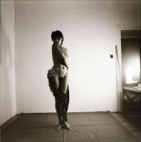 cca 1987 Akt felvételek negatívja különféle helyszíneken, 13 db vintage negatív, 6x6 cm