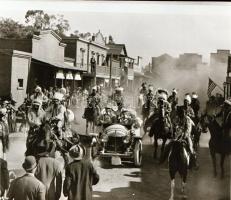 ,,Verseny a javából" című film egyes jeleneteit és színészeit ábrázoló negatívok, ezekről készítették a mozikban kiállított, új filmeket reklámozó fényképeket, 37 db felvétel, 6x7 cm és 4x7 cm