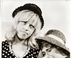 ,,Esküvő istenigazából" című film egyes jeleneteit és színészeit ábrázoló negatívok, ezekről ké...