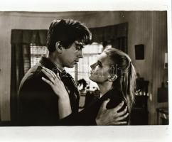 ,,A felrobbantott pokol" című film egyes jeleneteit és színészeit ábrázoló negatívok, ezekről k...