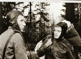 ,,A felrobbantott pokol" című film egyes jeleneteit és színészeit ábrázoló negatívok, ezekről k...