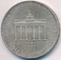 Németország 1991A 10M Ag "Német Egység - 200 éves a Brandenburgi Kapu" T:2 patina, karc Germany 1991A 10 Mark Ag "German Unity - 200th Anniversary of the Brandenburg Gate" C:XF patina, scratched Krause KM#177