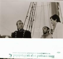 ,, A kalózkapitány újra tengerre száll" című film egyes jeleneteit és színészeit ábrázoló negat...