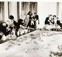 ,, A kalózkapitány újra tengerre száll" című film egyes jeleneteit és színészeit ábrázoló negat...