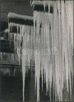 1938 Korschelt Miklós (1900-1982): Jégcsapok, aláírt vintage fotóművészeti alkotás, hozzáadva egy 1940-es kiállítási katalógust, amelyben megjelent ez az alkotás is, 23x17 cm