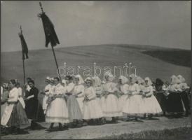 1926 Nádújfalu, búzaszentelésre vonulók, pecséttel jelzett, feliratozott vintage fotó Kerny István (1879-1963) hagyatékából, 17x23,5 cm