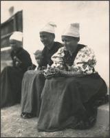cca 1929 Népviselet Mezőkövesden, feliratozott vintage fotó Kerny István (1879-1963) hagyatékából, 19,5x15,5 cm