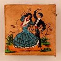 Díszes többrekeszes gyufatartó, benne gyufákkal, 8×8×4 cm