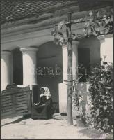 cca 1928 Csököly (Somogy megye), Bibliát olvasó öregnéne, pecséttel jelzett, feliratozott vintage fotó Kerny István (1879-1963) hagyatékából, 20x16,5 cm