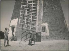 1936 Szentes, Banga-féle szélmalom, amely golyós csapágyon járt, feliratozott vintage fotó Kerny István (1879-1963) hagyatékából, 16x22 cm