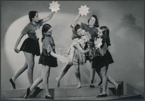 cca 1935 Leichtner Erzsébet vintage fotója Szentpál Olga gyermek tánccsoportjának tagjairól, pecséttel jelzett, 11,5x17 cm