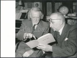 cca 1960 Kodály Zoltán a lakásában, feliratozott vintage fotó, 18x24 cm