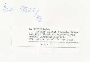 cca 1960 Kodály Zoltán a lakásában, feliratozott vintage fotó, 18x24 cm