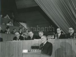 cca 1960 Kodály Zoltán a lakásában, feliratozott vintage fotó, 18x24 cm