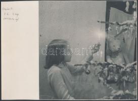 cca 1950 Karácsonyi fényképek, 5 db vintage fotó, 10x6,5 cm és 18x24 cm között