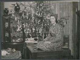 cca 1950 Karácsonyi fényképek, 5 db vintage fotó, 10x6,5 cm és 18x24 cm között