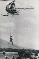 cca 1966 Hajmeresztő mutatvány, vintage fotó, 24x16 cm