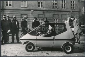 cca 1983 Győr, Dongó Imre tanár miniautót épített, 100 km-en 4 litert fogyaszt, vintage fotó, 16x24 cm