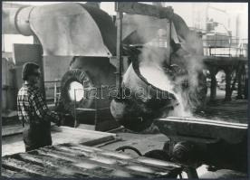 1980 Székesfehérvár, a Csepel Művek nehézfémöntödéje, vintage fotó, 17x23,5 cm