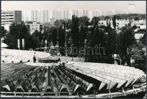 cca 1978 Szolnokon új vízmű épül, 2 db vintage fotó, 16x23,5 cm és 22x17,5 cm