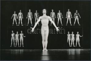 cca 1979 Győr, a város balettegyüttesének bemutatkozó előadása Markó Iván vezetésével, vintage fotó, 15,5x23 cm