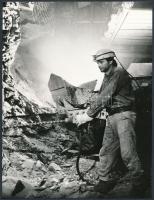 cca 1979 Márkushegy, Vágathajtás az új szénbányában, vintage fotó, 22,5x17,5 cm