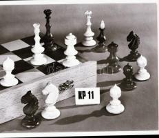 1969 Különféle sakkfigurák, sakk készletek, zsűri-számmal ellátott termékek, 13 db szabadon felhaszn...