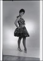 cca 1974 Lehoczky Zsuzsanna színésznő, énekesnő fiatal korában, vintage negatívról készült mai nagyítás, 25x18 cm