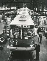 cca 1982 Budapest, Ikarus gyár, autóbuszok a gyártó szalagon, vintage fotó, 23x17 cm