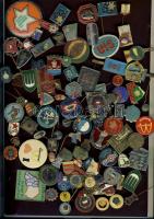 100db klf jelvény, kitűző