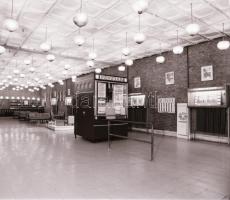 1982 Budapest, ALKOTMÁNY mozi kívül-belül, 12 db szabadon felhasználható negatív, 6x7 cm