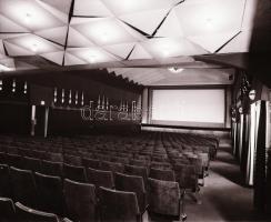 1982 Budapest, ALKOTMÁNY mozi kívül-belül, 12 db szabadon felhasználható negatív, 6x7 cm